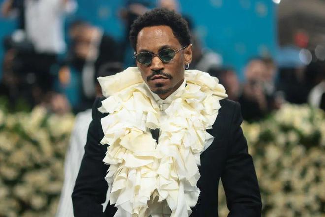 和IU的绽放满足了少女的全部幻想开元ky棋牌本周时髦大事|陈都灵(图29) 和IU的绽放满足了少女的全部幻想开元ky棋牌本周时髦大事|陈都灵(图29)