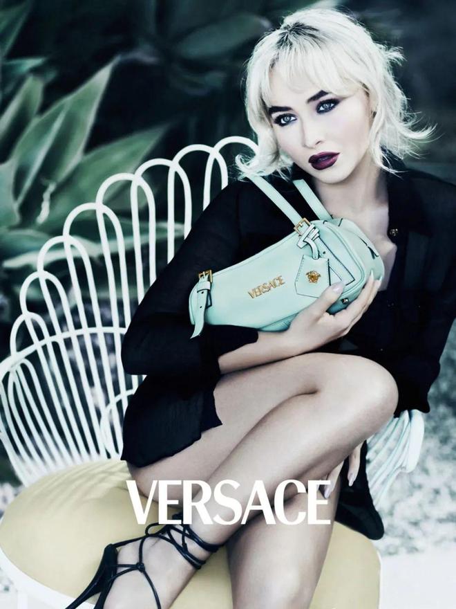 和IU的绽放满足了少女的全部幻想开元ky棋牌本周时髦大事|陈都灵(图32) 和IU的绽放满足了少女的全部幻想开元ky棋牌本周时髦大事|陈都灵(图32)