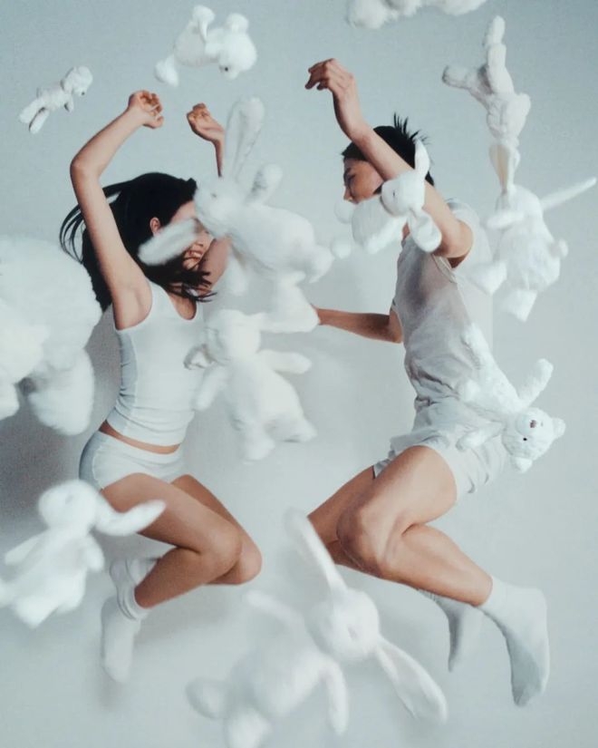 和IU的绽放满足了少女的全部幻想开元ky棋牌本周时髦大事|陈都灵(图4) 和IU的绽放满足了少女的全部幻想开元ky棋牌本周时髦大事|陈都灵(图4)