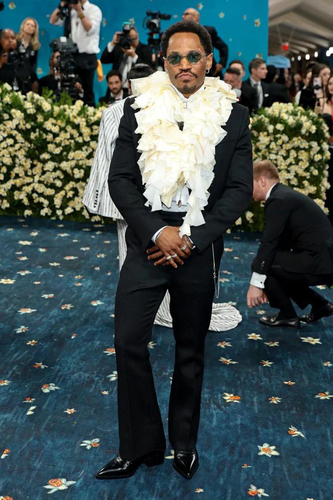 和IU的绽放满足了少女的全部幻想开元ky棋牌本周时髦大事|陈都灵(图19) 和IU的绽放满足了少女的全部幻想开元ky棋牌本周时髦大事|陈都灵(图19)