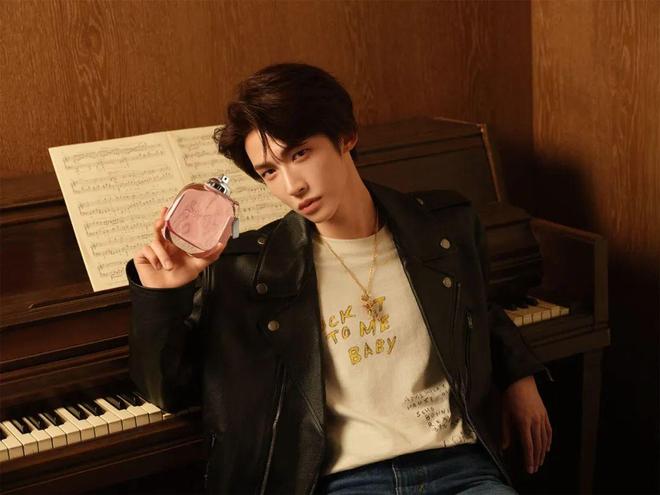 和IU的绽放满足了少女的全部幻想开元ky棋牌本周时髦大事|陈都灵(图18) 和IU的绽放满足了少女的全部幻想开元ky棋牌本周时髦大事|陈都灵(图18)