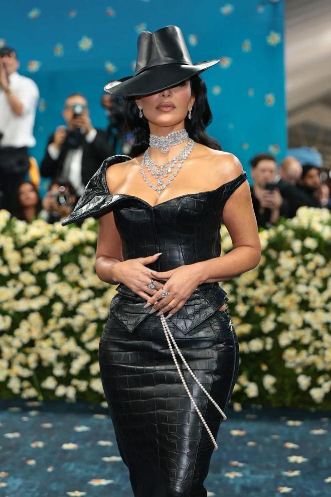 和IU的绽放满足了少女的全部幻想开元ky棋牌本周时髦大事|陈都灵(图21) 和IU的绽放满足了少女的全部幻想开元ky棋牌本周时髦大事|陈都灵(图21)