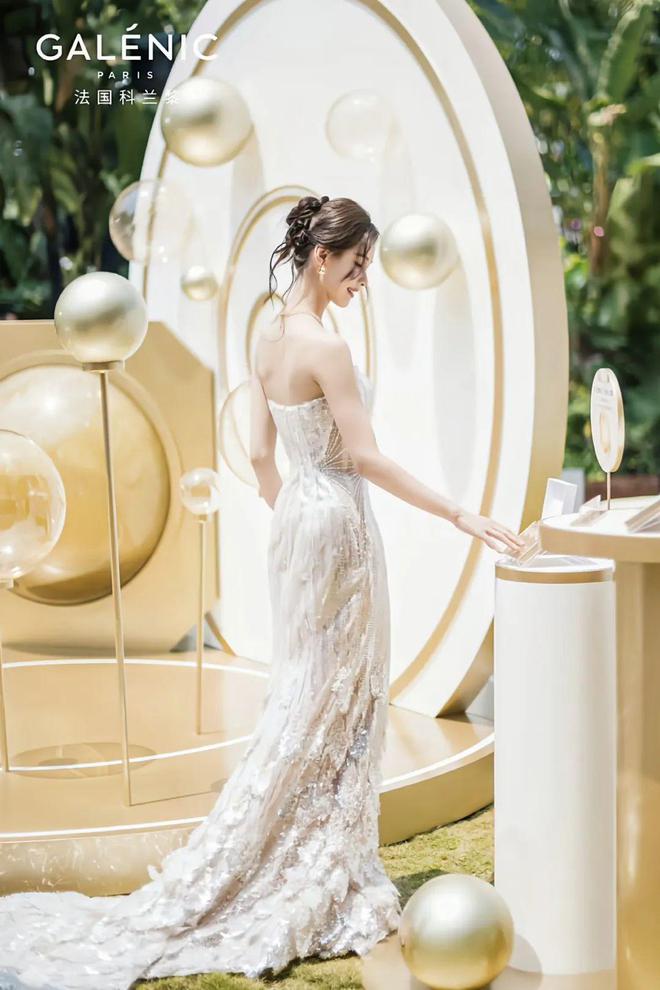 和IU的绽放满足了少女的全部幻想开元ky棋牌本周时髦大事|陈都灵(图26) 和IU的绽放满足了少女的全部幻想开元ky棋牌本周时髦大事|陈都灵(图26)