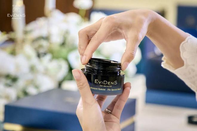 和IU的绽放满足了少女的全部幻想开元ky棋牌本周时髦大事|陈都灵(图23) 和IU的绽放满足了少女的全部幻想开元ky棋牌本周时髦大事|陈都灵(图23)