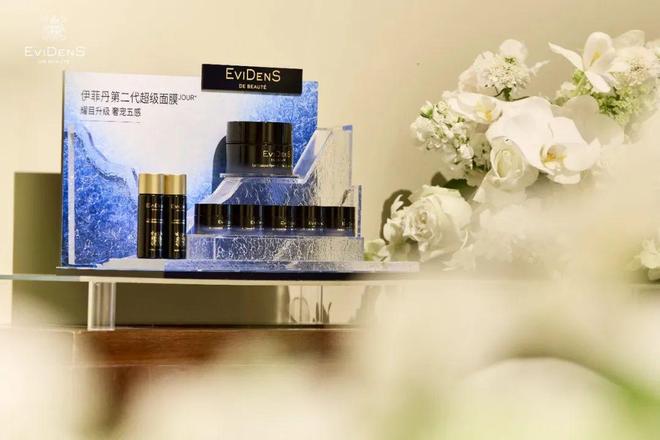 和IU的绽放满足了少女的全部幻想开元ky棋牌本周时髦大事|陈都灵(图7) 和IU的绽放满足了少女的全部幻想开元ky棋牌本周时髦大事|陈都灵(图7)